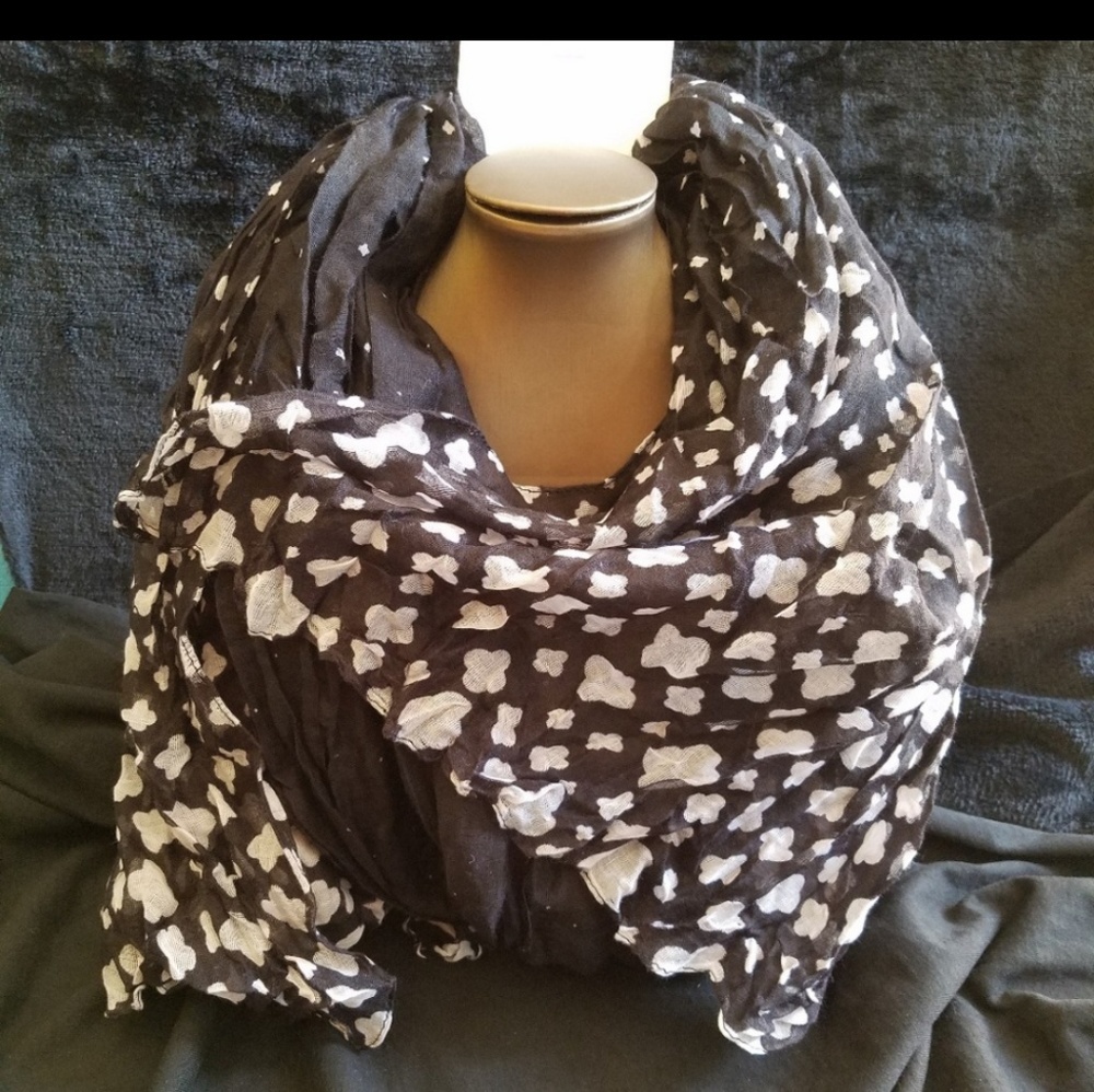 Black and White Wrap Scarf NWT